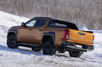 「スーパーセレクト4WD-II」と呼ばれる独自の4WDシステムを搭載。「2H」「4HLc」「4LLc」のパートタイム式に加えて、トルセン式のセンターデフを使ったフルタイム4WDも選べる。