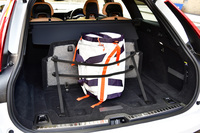 グローサリーバッグ・ホルダーには、脱着可能なゴム製のストラップが2本付き、立体的な荷物もしっかりと固定することができる。