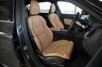 上質なナッパレザーのシート。電動のポジション調整機構やシートヒーターはもちろん、ベンチレーション機能やマッサージ機能も装備されている。