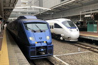 写真左が九州の在来線特急「883系ソニック」、右が同「885系ソニック」。今回は大分から博多まで883系で移動した。博多にて撮影。