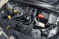 「キャプチャー」に搭載される1.3リッター直4ターボエンジンは、最高出力154PS、最大トルク270N・mを発生。最新の「ルーテシア」に比べ23PSと30N・m増しのスペックとなる。トランスミッションは「7EDC」と呼ばれる7段DCTを組み合わせている。