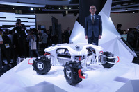 「ランド リンク コンセプト」とヤマハ発動機の日高祥博社長。実物のスケール感が分かるだろうか。