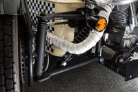 サスペンションは、前が上下2つのAアームでタイヤを支持するダブルウイッシュボーン式。後ろはシンプルなカンチレバー式で、タイヤを挟む左右2本のコイルオーバーでショックを吸収する。