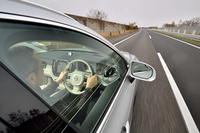 東北道を行く。新型「XC60」の全モデルには、ステアリングサポート機能のついたCity Safetyや対向車線衝突回避支援システムなど、16種類の先進安全・運転支援機能「IntelliSafe（インテリセーフ）」が標準装備されている。車線維持支援機能「パイロットアシスト」は、システムが積極的に介入してステアリングをしっかり操作するタイプ。