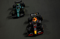 アストンマーティンのフェルナンド・アロンソ（写真左）と競り合うレッドブルのペレス（同右）。サウジアラビアでは2年連続でポールポジションを獲得したペレスは、スタートで2番グリッドのアロンソからリードを奪われるも程なくしてトップに返り咲き、レース終盤は15番グリッドから2位まで追い上げていたチームメイトのマックス・フェルスタッペンを抑え切った。2022年のサウジアラビアGPの雪辱を果たしたペレスにとって、初めてのポール・トゥ・ウィンとなる。（Photo=Getty Images / Red Bull Content Pool）