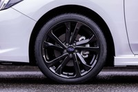 「エクストリーム・コンタクト DWS06」の後継にあたる「エクストリーム・コンタクト DWS06 プラス」。スノーとウエットブレーキング性能がさらに強化されている。