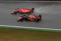 イギリスGPでキャリアベストタイの4位フィニッシュ、これまでの悪い流れを断ち切ったレッドブルのピエール・ガスリー（写真手前）。ドイツGPではフリー走行中にクラッシュ、マシンを壊してしまったが、予選では4位とまずまずの位置につけた。レースではスタートで出遅れるなどしたものの、終盤入賞圏まで挽回し7位を走行。しかし前を走るアルボンに当たってしまい、タイヤを壊しコース脇にストップ、14位完走扱いとなった。ホンダ勢4台の全車入賞はならなかった。（Photo=Red Bull Racing）