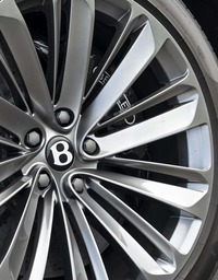 専用デザインの22インチ10スポークアルミホイール。オプションでカーボンセラミックブレーキが用意される。