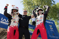 初優勝に喜びを爆発させるエサペッカ・ラッピ（右）と、コ・ドライバーのヤンネ・フェルム（左）。