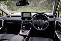 “オフロードパッケージ”は専用の合成皮革シートを装着。助手席前のインストゥルメントパネルにはオリジナルのレーザー刻印も施される。