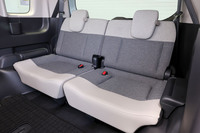 「フリード エアー」の3列目シート。2人掛けで、片側ずつ折りたたんで収納することができる。3列目シートエリアの室内幅は従来型比で65mm拡大され、快適性が高められている。