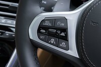 3眼フロントカメラを使った先進運転支援システム「ドライビングアシストプロフェッショナル」を標準装備。条件が整えばハンズオフ走行もできる。