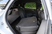 大人でも十分な広さが確保される後席には、前後160mmのスライド機構と60：40の分割可倒機構が組み込まれる。乗員や積載物に合わせてさまざまなアレンジが行えるのも「キャプチャー」の特徴だ。