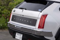 リアゲートにはウッド調の大きなパネルをレイアウト。文字間隔を大きく開けて「MITSUOKA」ロゴがあしらわれる。