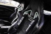 運転席には、サーキットでのテスト走行用にスパルコ製4点式シートベルトが装着されていた。バックレストのエンボスとステッチもイタルデザインで丹念に仕上げられる。