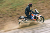 よりオフロード向けの足まわりを持つ「1290スーパーアドベンチャーR」。最低地上高は「S」より19mm大きい242mmとなっている。