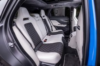 フロントシートに合わせ、左右席のセンター部分にロゼンジパターンをあしらったリアシート。セパレートタイプに見えるが3人掛けで、乗車定員は5人となる。背もたれは40：20：40の分割可倒機構を備える。