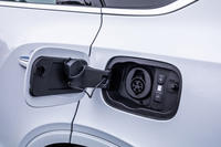 ボディー左のリアフェンダーに充電口を配置。200Vの普通充電を使えば約2時間45分で満充電にすることができる。急速充電には非対応。無償オプションでベントレー純正のウォールボックス（家庭用充電ユニット）も用意されている。