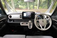 「ワゴンR」がセンターメーターなのに対し、「ワゴンRスマイル」ではメーターを運転席前方にレイアウト。助手席側の白いカラーパネルがキャビンを明るく彩る。