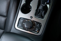 駆動システムには、走行モード切り替え機構やローレンジ付きのフルタイム4WDを採用。都会的なスタイリングのモデルながら、ドライブトレインは“クロカン”のそれだ。