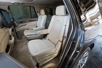 2列目シートには12.6インチディスプレイのエンターテインメントシステムを標準装備。座面と背もたれにヒーターを内蔵するほか、格納状態から荷室のボタンで座席を起こせるパワーリリース機能が備わる。