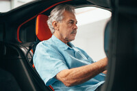 ゴードン・マレー・オートモーティブを率いるカーデザイナーのゴードン・マレー。斬新なアイデアを実現する鬼才として知られ、1970～1980年代に活躍したブラバムやマクラーレンのF1マシンに加え、「マクラーレンF1」「SLRマクラーレン」などのロードカーも手がけている。