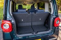 荷室の広さは他の軽ワゴンと同じく必要十分といった感覚で、すぐそこが壁（＝リアシートバック）だ。