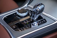 4.4リッターV8ツインターボに組み合わせるトランスミッションは8段AT。シフトノブは透明度の高いクリスタル製で、中には数字の“8”が浮かび上がるようになっている。