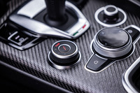 シフトセレクターの左後方に「アルファDNAドライブモードシステム」のセレクターが備わる。ドライブモードは「Race」「Dynamic」「Normal」「Advanced efficiency」の4種類から選択することができる。