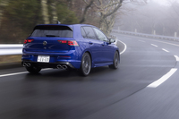 【フォルクスワーゲン・ゴルフRアドバンスのスペック】
	ボディーサイズ：全長×全幅×全高＝4295×1790×1460mm／ホイールベース：2620mm／車重：1520kg／駆動方式：4WD／エンジン：2リッター直4 DOHC 16バルブ ターボ／トランスミッション：7段AT／最高出力：333PS（245kW）/5600-6500rpm／最大トルク：420N・m（42.8kgf・m）/2100-5500rpm／タイヤ：（前）235/35R19 91Y XL／（後）235/35R19 91Y XL（ブリヂストン・ポテンザS005）／燃費：--km/リッター／価格：749万9000円
	
	【取材時の燃費データ】
	テスト距離：286.2km（市街地2：高速道路5：山岳路3）／使用燃料：36.1リッター（ハイオクガソリン）／参考燃費：7.9km/リッター（満タン法）／8.1km/リッター（車載燃費計計測値）