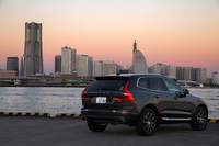 新型「XC60」のボディーサイズは全長×全幅×全高＝4690×1900×1660mm。従来モデルより全長と全幅を拡大しつつ、全高を抑えたことで、伸びやかかつロー＆ワイドなプロポーションを実現している。