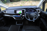 テスト車のインテリアには、ドライカーボン製のミラーカバーやアルミ製のスポーツペダル、スポーツマット、ロゴ入りのパワースイッチなどの無限パーツが備わっていた。