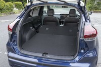 後席使用時の荷室容量は276リッターで、FWDモデルから147リッターも減少。4WDモデルのほうが荷室の室内高が190mm小さく（床が高い）、後席の背もたれを倒すと荷室の床のほうが高くなってしまう。