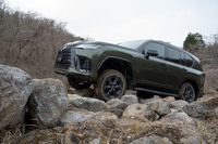 「LX600“オフロード”」は、フロント、センター、リアに3つのデフロックを装備するほか、265/65R18という偏平率の高いタイヤを装着。ただし、クルマのキャラクターの違いから、「トヨタ・ランドクルーザーGRスポーツ」に備わる「E-KDSS」は採用されていない。