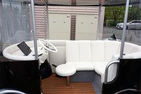 運転席はスツールで、その後ろには高級ソファのようなシートが備わる。北欧テイストを得意とする京都の家具メーカー、二葉工業が内装を手がけた。