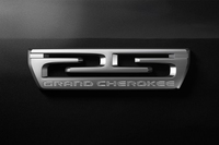 今回の限定車に装着される、25周年記念バッジ。