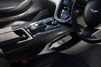 センターコンソールとサイドドアパネルはピアノブラックが標準。オプションで、カーボンファイバーのパネルも用意される。