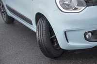 左右前輪間にエンジンがないため、前輪は写真のとおりによく切れる。最小回転半径は4.3m！