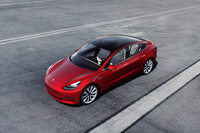 IEAの試算によると、容量80kWhのバッテリーを積んだEVの場合、欧州でつくればHVよりCO2排出量は少なくなるものの、中国でつくるとHVよりCO2排出量が多くなる。またPHVと比べた場合、どこでつくってもEVのほうがCO2排出量が多くなるという結果となった。なお、バッテリー容量が40kWhの短距離EVの場合は、中国で生産してもCO2排出量はPHVとほぼ同等となるという。写真は中国・上海で生産される「テスラ・モデル3」。（年間走行距離：1.5万km、車両寿命：10年、バッテリー製造時のCO2排出量は欧州：65kg CO2-eq/kWh、中国：100kg CO2-eq/kWhで試算）（写真：Newspress）