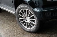 「AMGライン」に含まれる20インチホイールと275/50R20サイズのタイヤ。ワイドフェンダーも同オプションパッケージの一部で、装着すると全幅が1930mmから1985mmに拡幅する。