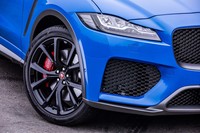 試乗車は「22インチ5スプリットスポーク“スタイル5081”」ホイールを装着。前265/40ZR22、後ろ295/35ZR22サイズの「ピレリPゼロ」タイヤが組み合わされていた。