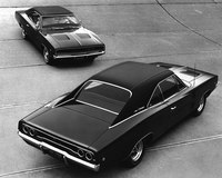 1968年型「ダッジ・チャージャー」。当時スペシャリティーカーの間で流行していた“ヒドゥンヘッドライト”（無灯火時にレンズを隠すカバーの付いたヘッドランプ）が不気味な雰囲気を駆り立て、観客に強烈な印象を植えつけた。