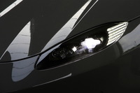 巨大な“凸”型のラジエーターグリルと並んでフロントまわりの特徴として挙げられる、ちいさなヘッドランプ。スリムなデザインのリアコンビランプともども、光源にはLEDを用いている。