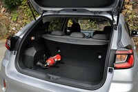 「e-BOXER」用のバッテリーを積まないこともあって、荷室容量は他のグレードが315リッターなのに対し、「ST」は368リッターとなっている（VDA法）。なお、試乗車に搭載されていた消火器は同車を所有する販売店が備えつけたもので、純正アクセサリーやディーラーオプションではない。