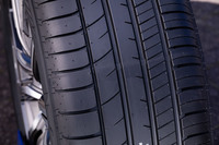 異なる太さの縦溝がパターンノイズを抑制。さらにその縦溝で発生した音を、ランダムに配置した横溝が外側に逃がすような仕組みが盛り込まれた「エフィシェントグリップRVF02」のトレッドパターン。接地面の最適化なども行い、従来製品比でパターンノイズを14％低減させたという。