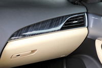 装飾パネルは「プラチナム」が木目調かアルミ、「スポーツ」がカーボンファイバーとなる。