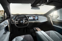 高級ラウンジをイメージしたというインテリア。BMW車で初となる六角形のステアリングホイールを採用している。