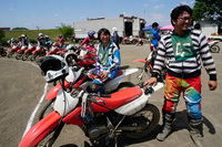 埼玉・川越のモトクロス場「ウエストポイント」では、マシンや装備品もレンタル可能。まずは広場で反復練習を行うので、初心者や女性、子どもでも安心して参加できる。費用は男性1万2000円、女性および小学生以下は1万1000円。
	 
	