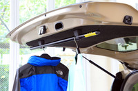 さまざまな使い方ができるよう、荷室をカスタマイズするアクセサリーも豊富に用意。写真はテールゲートに装着するバックドアラック。開口したテールゲートに、手荷物や服などを掛けておける。