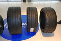 左からフォーミュラEのレーシングタイヤ、「パイロットスポーツ4S」、そして「パイロットスポーツ4」。トレッドパターンがよく似ているのがわかるだろうか。公道を舞台に繰り広げられているだけに、フォーミュラEから市販車用にフィードバックされるものは多いという。（写真＝webCG）